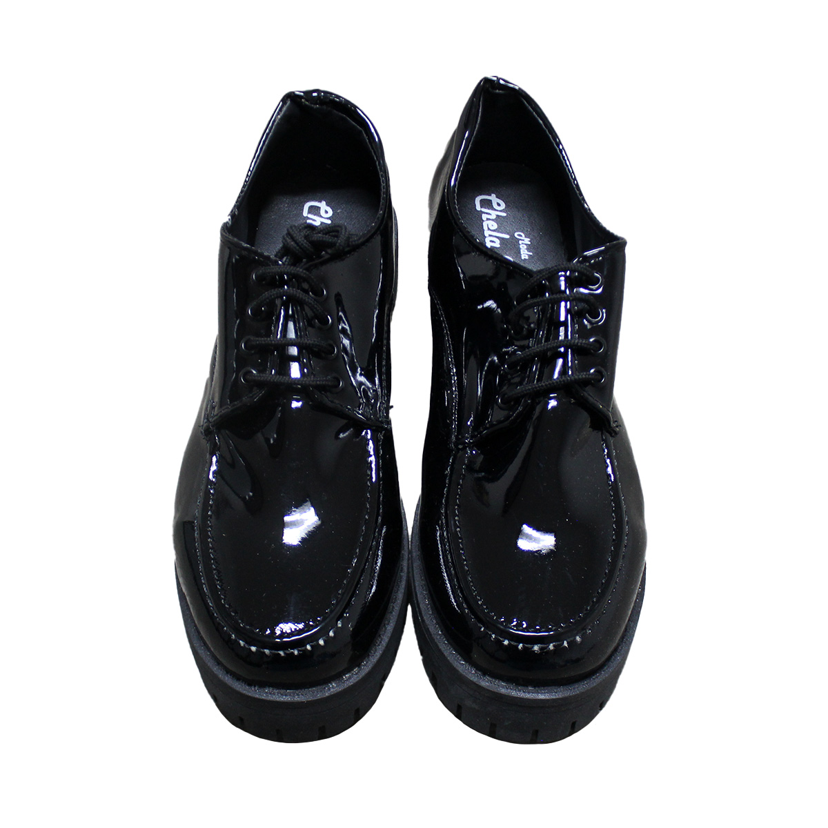 Imagen real de Zapato escolar de niña color negro de charol y suela gruesa