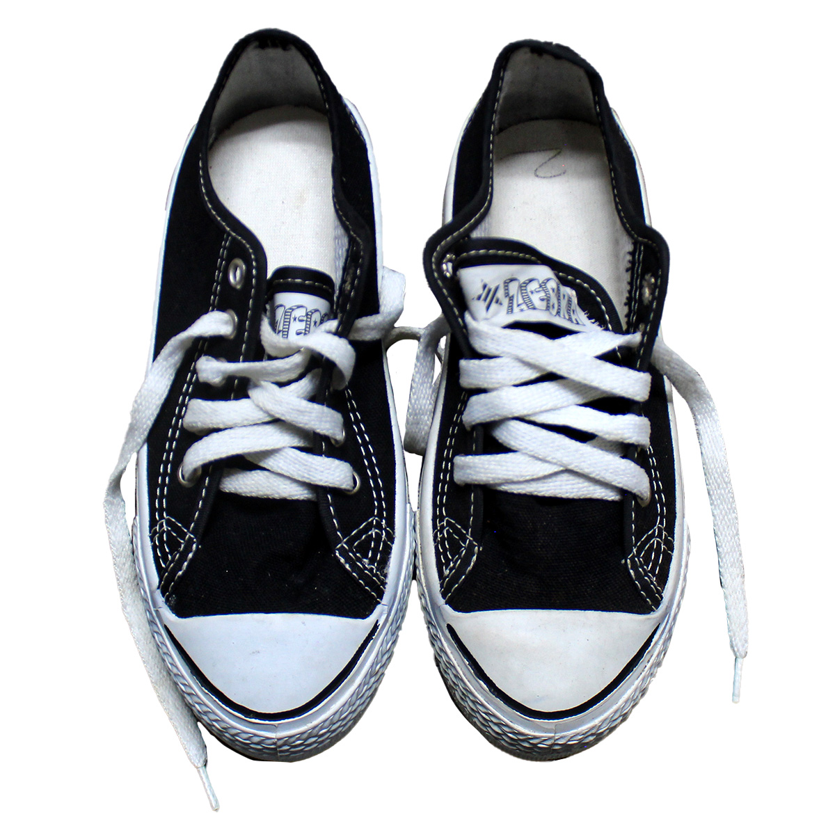 Imagen real de Tenis de niña, negros con cordones blancos, tipo converse